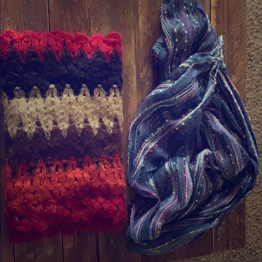 2 scarfs